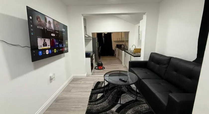Cosy Six Bedroom House in Bedford Town - Image 1