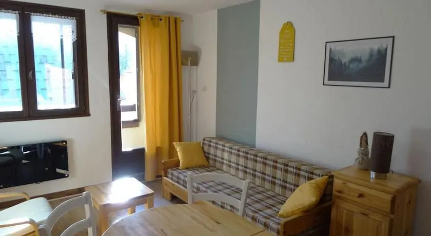 Appartement au cœur du village avec parking privé - Image 1