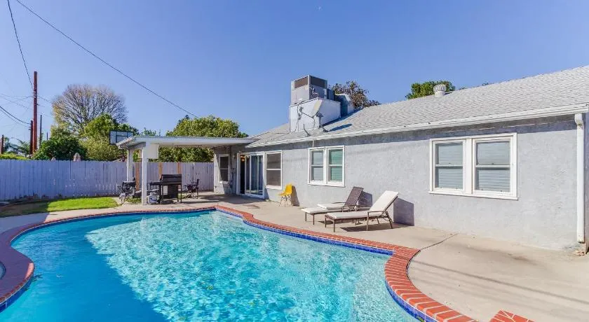 4 bedroom house with a pool - Image 1