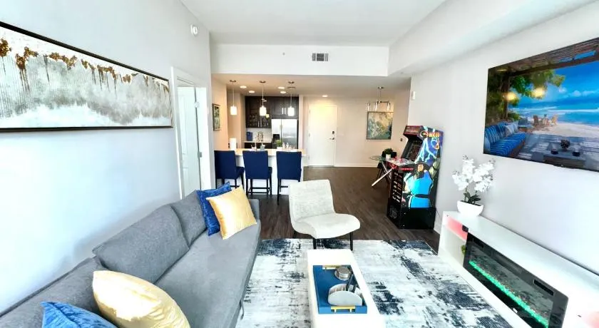 Executive 3BR Buckhead PenthousePoolBalconyWalk to Lenox,Phipps Plaza & Marta - Image 1