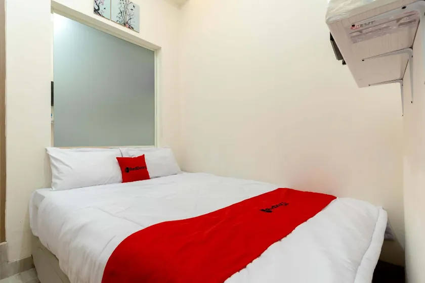 RedDoorz Plus Near RS Royal Taruma Grogol - Image 1