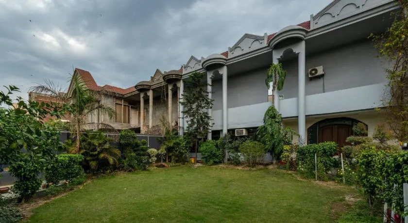 De Manora Homes - Unpretentious hotel with a garden , posh area Ranjit Avenue - Image 1