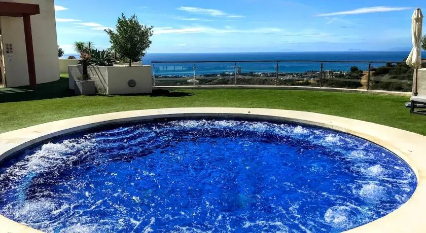 Spacious apartment with 3 pools & gym - Image 1