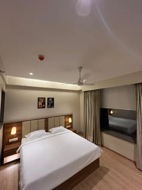 Hotel Krystal - Image 1