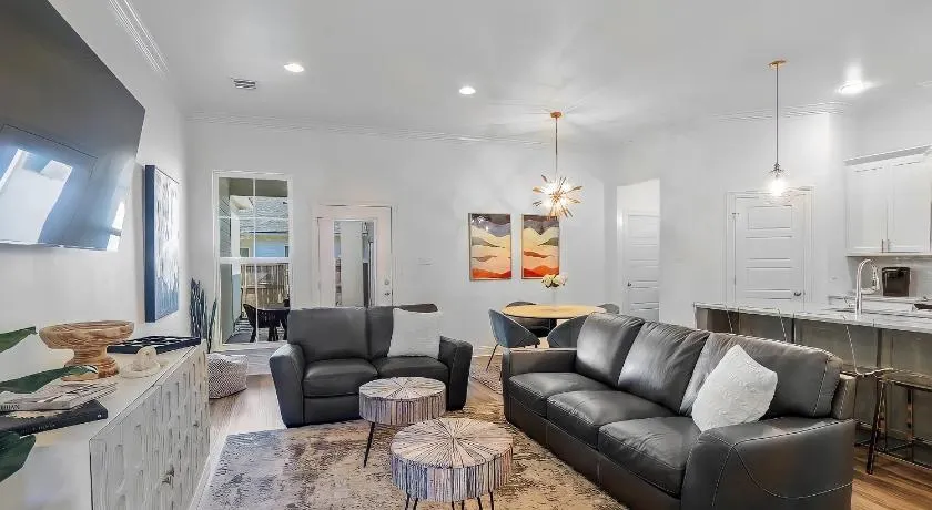 ALL NEW - Designer Luxury 3BR Townhouse - Near LSU - Image 1