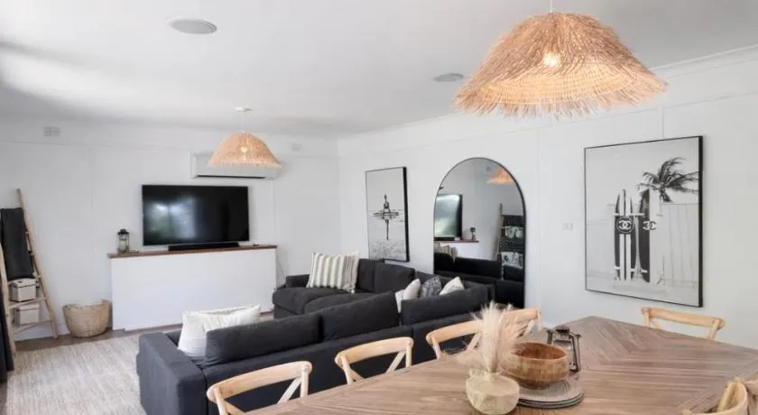 Wave & Willow Retreat- Sleeps 16 & 5 mins to beach - Image 1