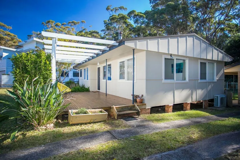MOLLYMOOK BEACH COTTAGE - Image 1