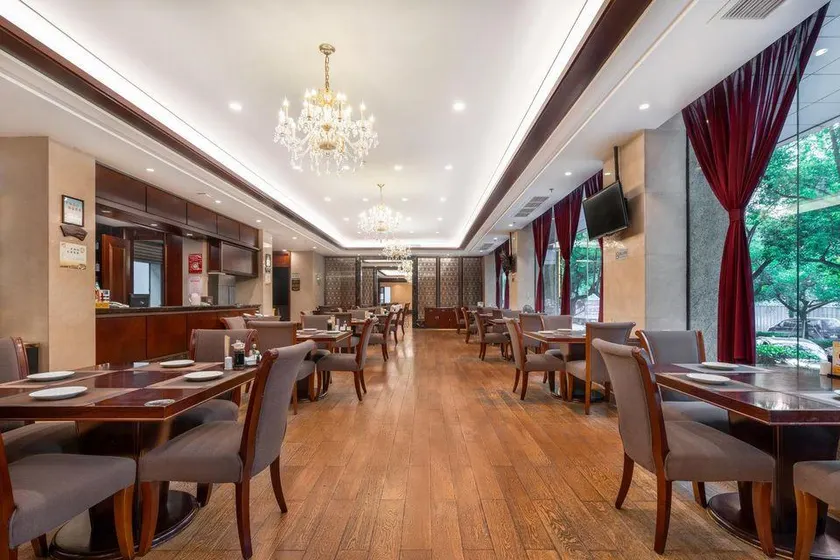 RUIFENG HOTEL - Image 1