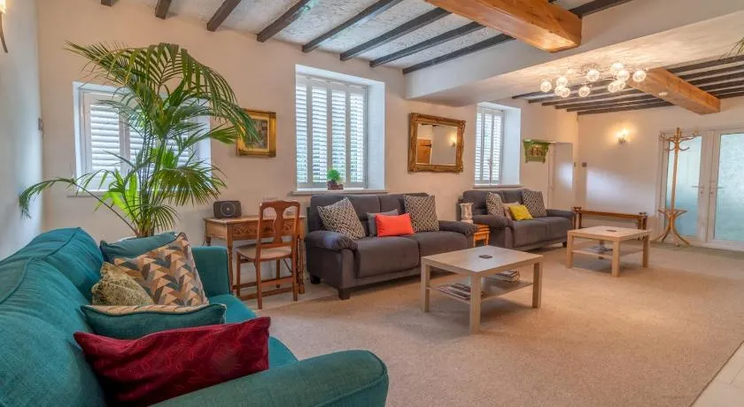 Amazing Guest Cottage in Nottingham with Parking! - Pass the Keys - Image 1