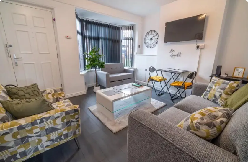 Entire home in Nottingham - Image 1