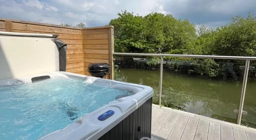 Waveside-Waterside with hot tubResort PoolGym - Image 1