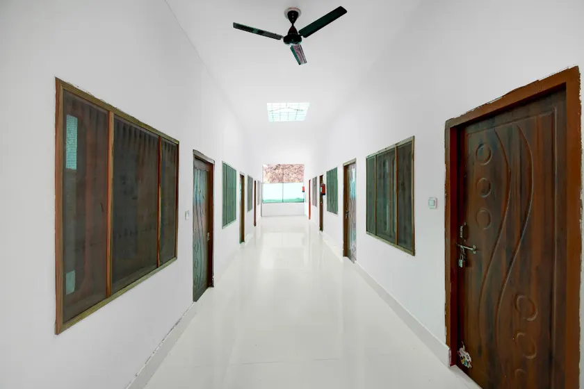 SPOT ON by OYO Royal Hotel - Image 1