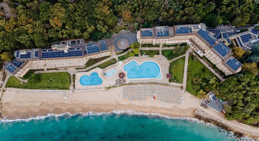 HVD Riviera Beach Ultra All Inclusive & Mineral Pool - Private Beach & Free Parking - Image 1