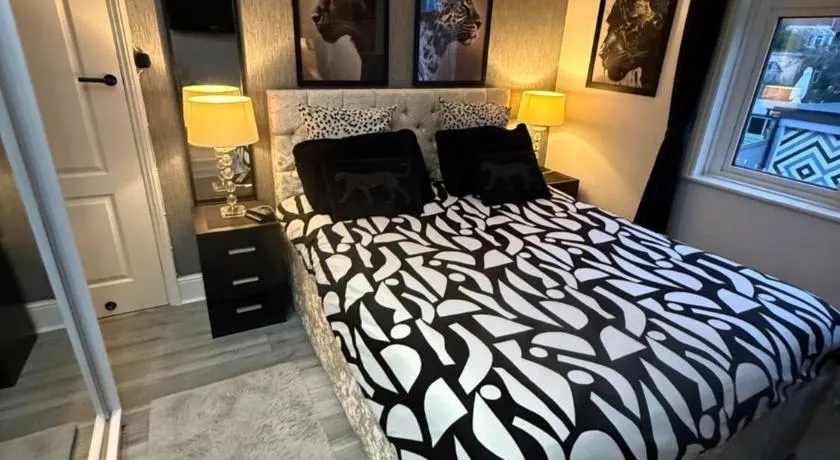 Spacious room and single with non-en-suite private bathroom - Image 1