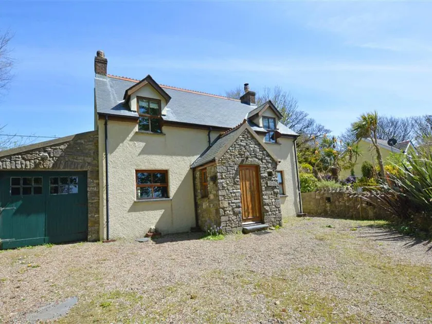 Spacious Holiday Home in Manorbier with Fenced Garden - Image 1