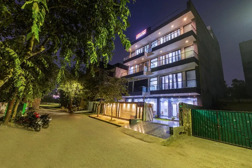 Aura Residency By Groom Room Hospitality I Sector -63A Noida I 87oo and 2o5 and 865 - Image 1