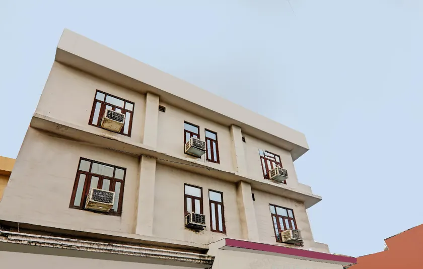 Super OYO Hotel Ocean - Image 1