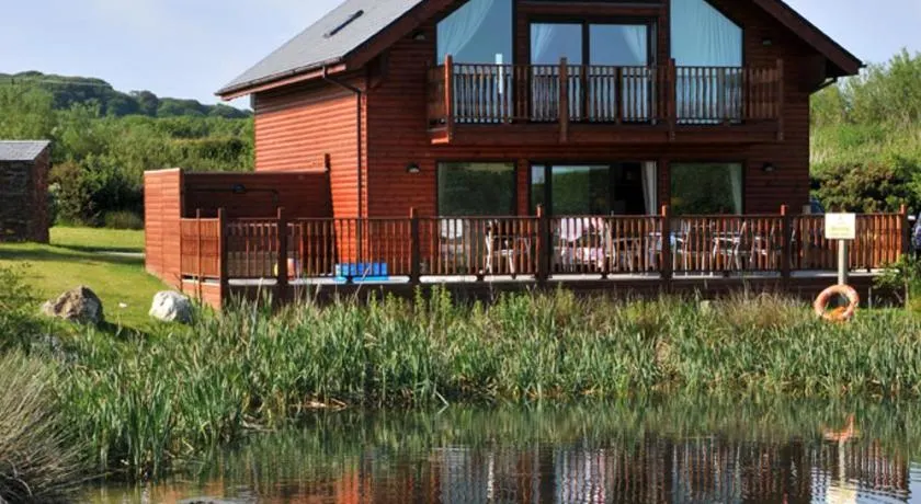 Swallow Lodge with Hot Tub, dogs welcome sleeps 8, Great resort Facilities - Image 1