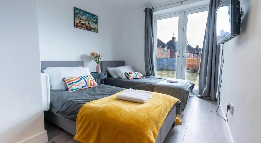 Flat 03 Studio flat near Aylesbury Station Free Parking - Image 1