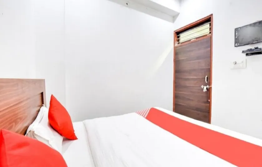 OYO Hotel Pushpraj - Image 1