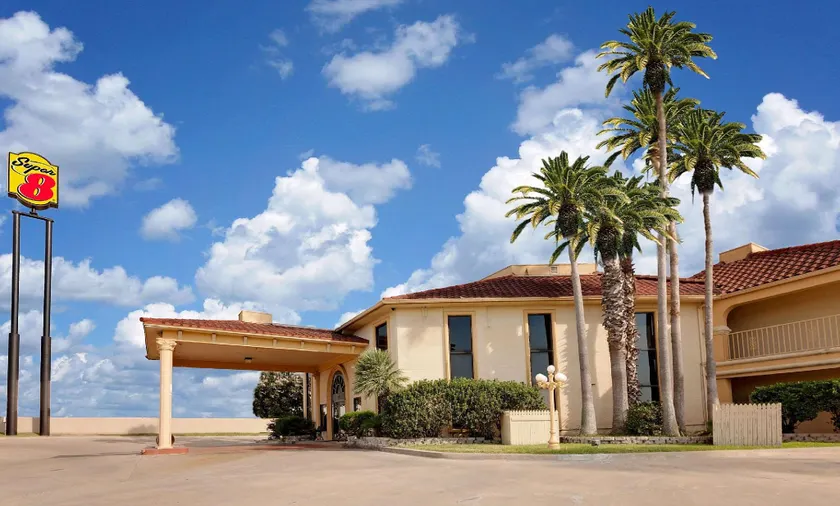 Super 8 by Wyndham Corpus Christi Northwest - Image 1