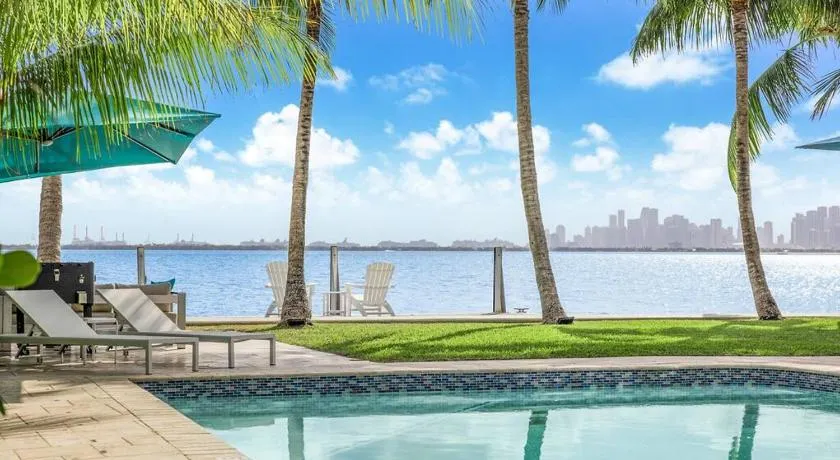 Villa avec barbecue, terrasse et internet haut débit | Vue sur l'eau - Image 1