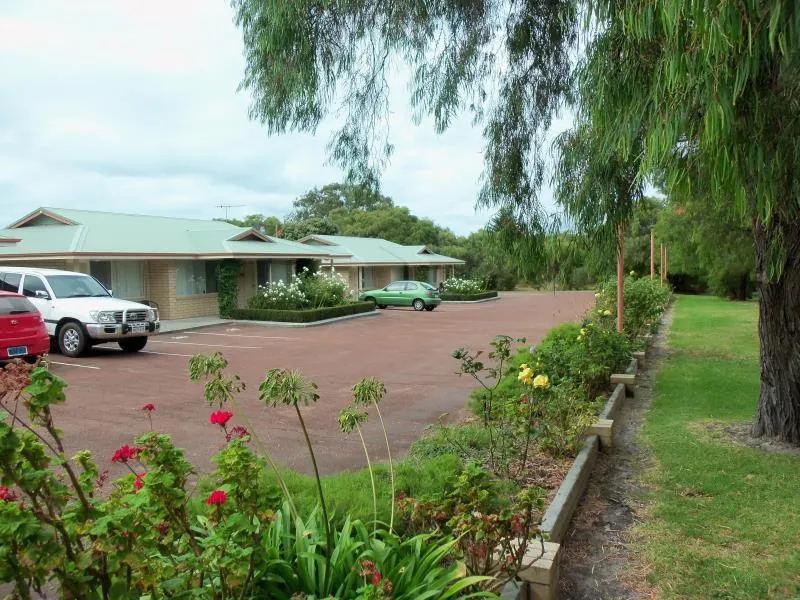 Emu Point Motel - Image 1