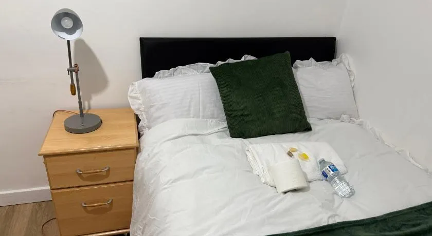 Modern double bed - Central Dartford - Free Parking - Image 1