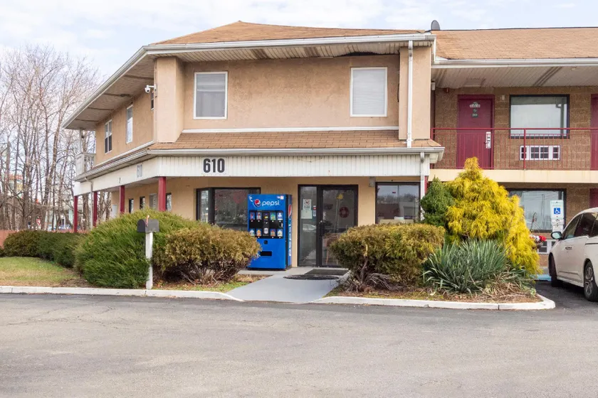 Red Carpet inn Edison - Image 1