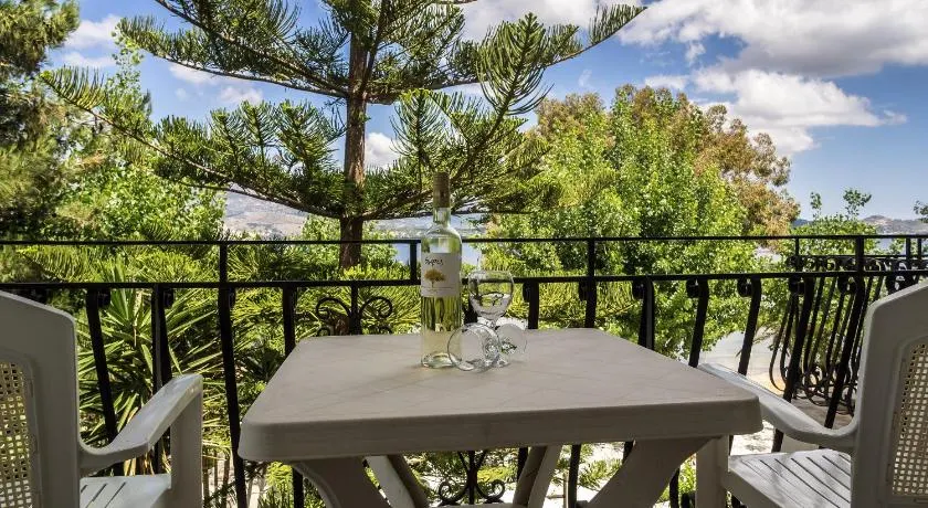 Sea Breeze Apartments - Image 1