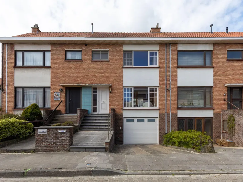 Nice holiday home in Ostend by the sea with a terrace - Image 1