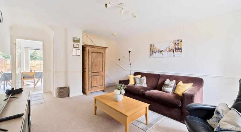 Experience Surrey 2Bed Home in Walton with Parking - Pass the Keys - Image 1