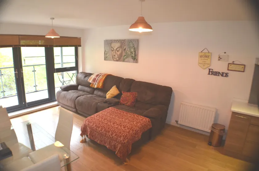 360 Serviced Accommodations - Brentwood 2 Bedroom Executive Apartment with Secure Parking - Image 1