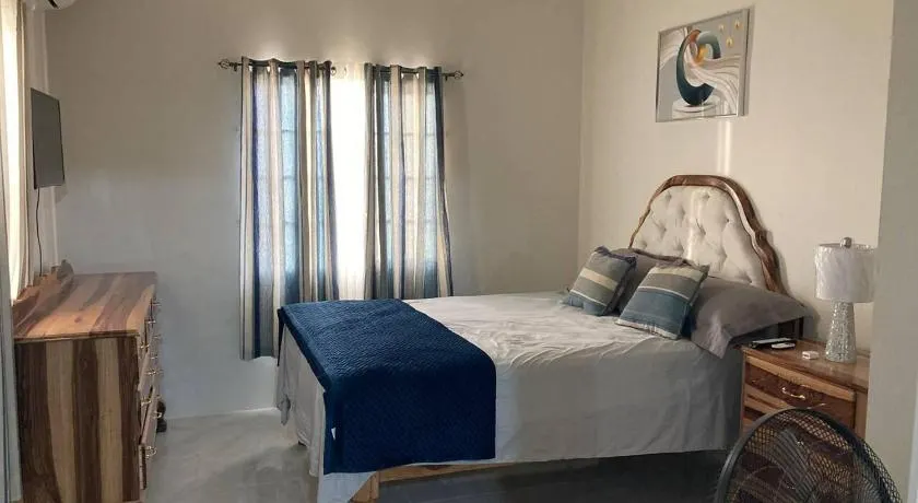 Sleeps 4 with Free Parking 15-min to Beach - Image 1