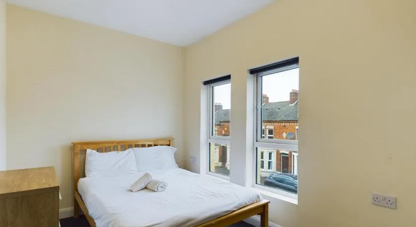 NEW! Classic 3BR House just 15 mins to city Centre - Image 1