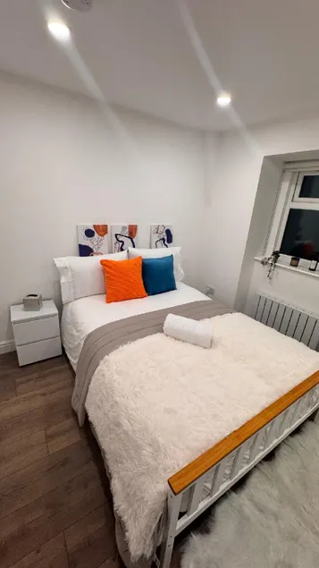 Deluxe Suite w PS5, Balcony, Netflix, Sleeps 6, ideal for relocators and professionals - Image 1
