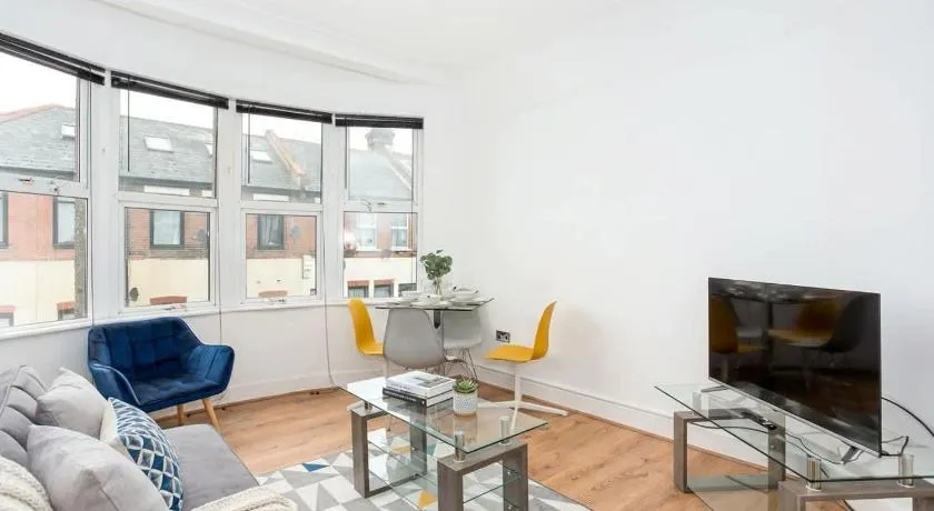 Modern 3 Bedroom Home with Parking in Southend - Image 1