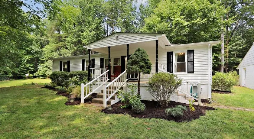 The Farmer's Cottage at Kings Crossing - Image 1