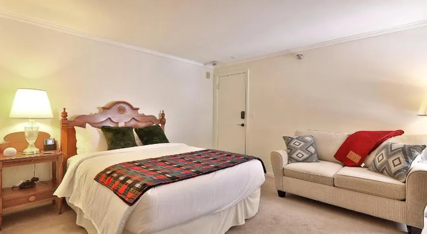 The Birch Ridge- Lace Room #3 - Queen Suite in Renovated Killington Lodge, Hot tubs, home - Image 1