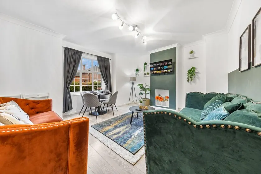 Luxe Stays - Sleeps 7 - Jacuzzi - Image 1