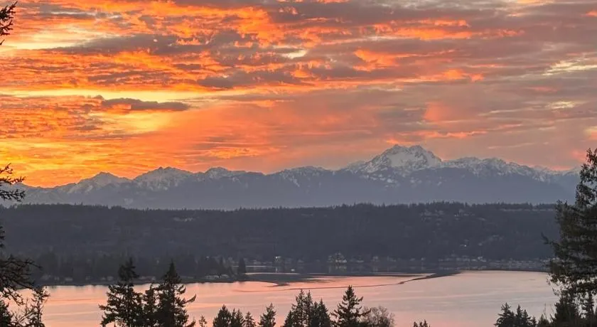 Water & Mountain Views - Family & Pet Friendly - Image 1