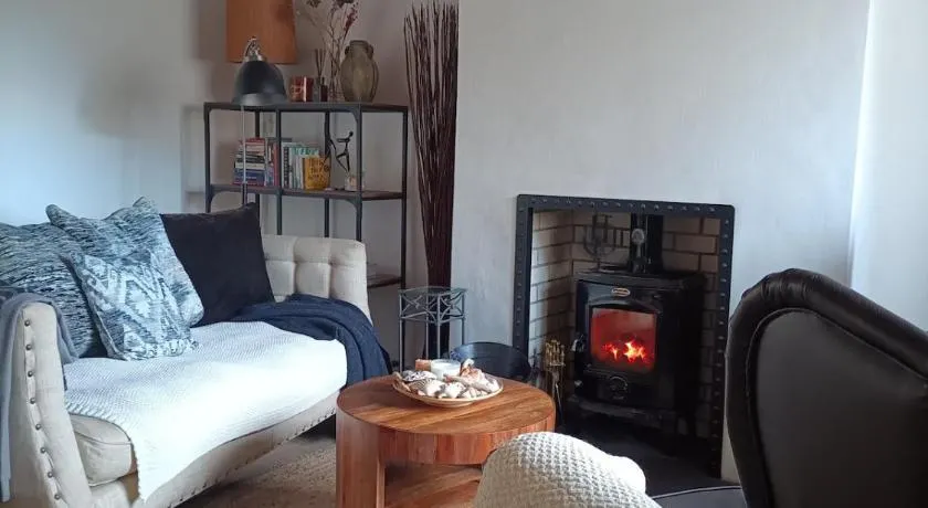 Cosy Coastal Escape with Seaview Terrace - Image 1