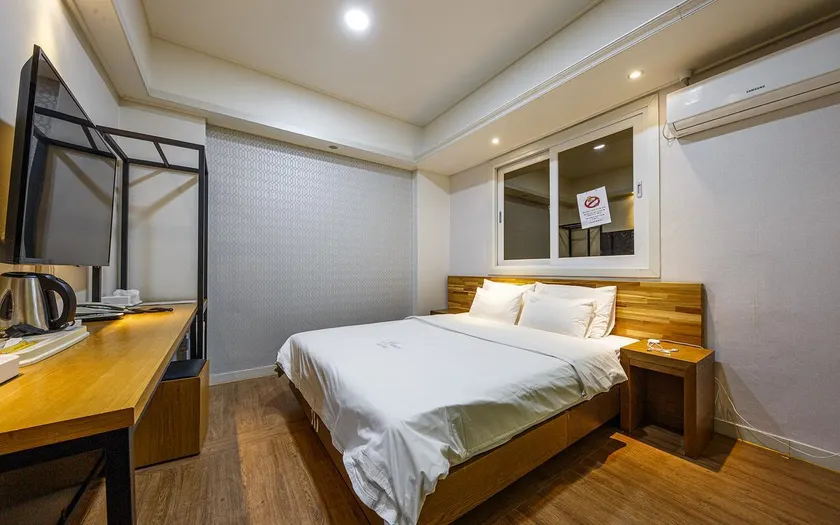 Gangjin Prince Happy Hotel - Image 1