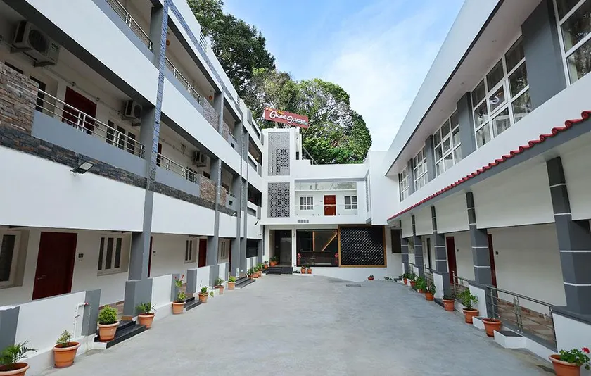 Hotel Grand Square - Image 1