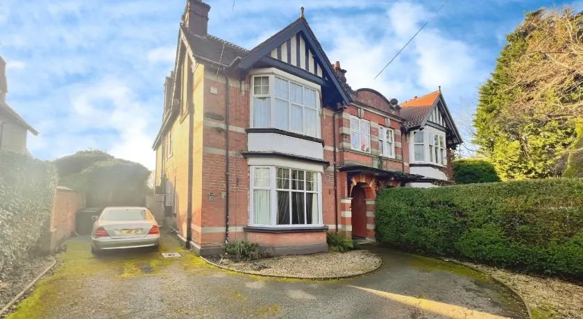 House-Sleeps10-HotTub-Garden-Parking-10minToTown - Image 1