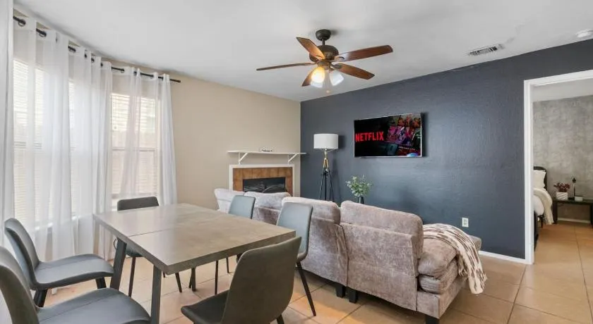 Up to 6 Guests - Stylish Retreat - Image 1
