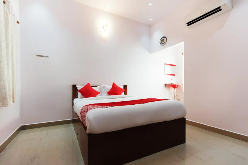 OYO 61704 Sri Kamatchi Hotel - Image 1