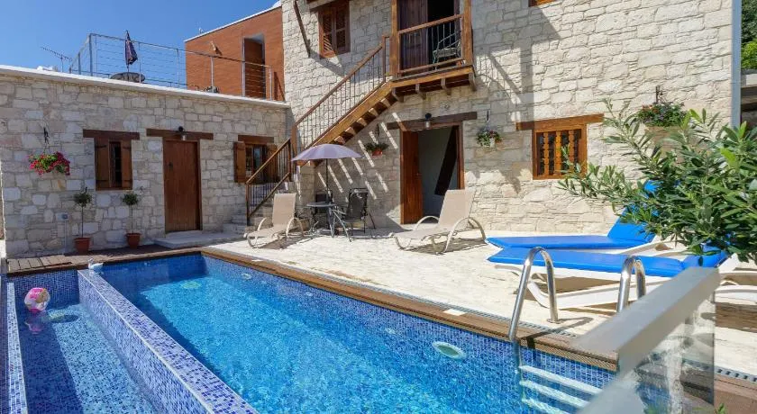 Stonehouse with private swimming pool - Image 1