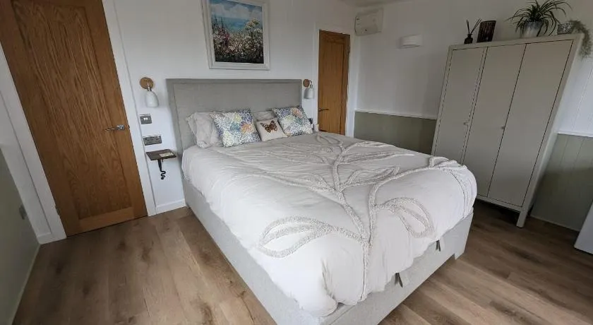 Cotts Cabin - Welcombe - 2 min walk to pub - Image 1