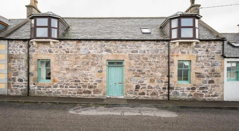 Seaside cottage on Moray coast - Image 1